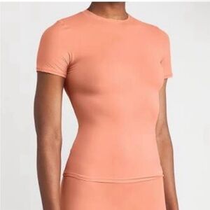 NWT SKIMS Fits Everbody Short Sleeve Top in Desert Clay size Medium